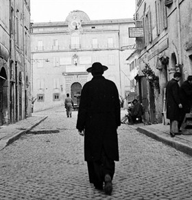 prete-di-spalle_280x0